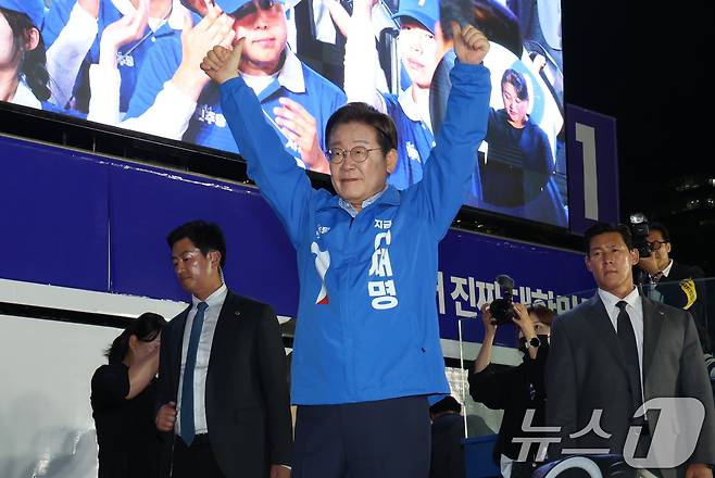 이재명 더불어민주당 대통령 후보가 제21대 대통령선거를 하루 앞둔 2일 오후 서울 영등포구 여의도공원에서 열린 마지막 유세에서 연설을 마치고 인사하고 있다. 2025.6.2/뉴스1 ⓒ News1 이재명 기자