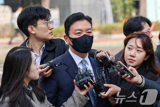 윤석열 대통령 체포를 방해한 혐의를 받는 김성훈 대통령경호처 차장이 지난 3월 21일 서울 마포구 서울지방법원에서 열리는 구속 전 피의자 심문에 출석하고 있다. (공동취재) 2025.3.21/뉴스1 ⓒ News1 김도우 기자