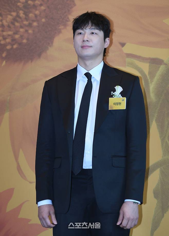 삼성 이정현이 서울 여의도 콘래드호텔에서 열린 2025 브랜드 고객충성도 대상 시상식에서 농구선수 부문상을 받은 후 포즈를 취하고 있다. 최승섭기자 thunder@sportsseoul.com