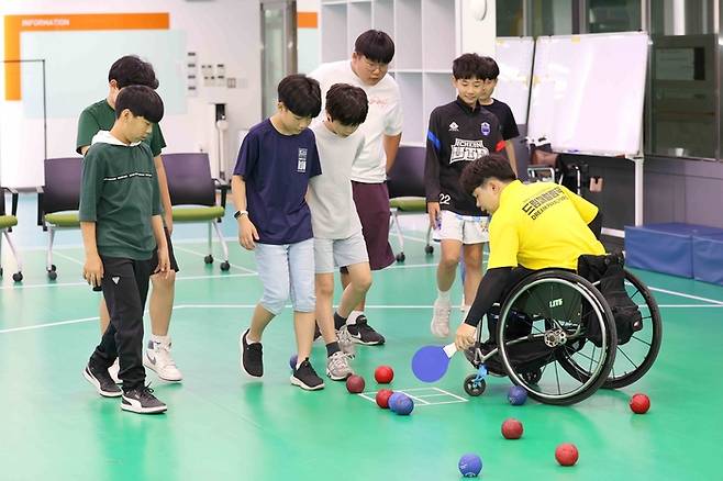 2025 드림패럴림픽 정규프로그램 1차수에 참가한 학생들이 보치아 종목을 체험하고 있다. 사지 | 대한장애인체육회