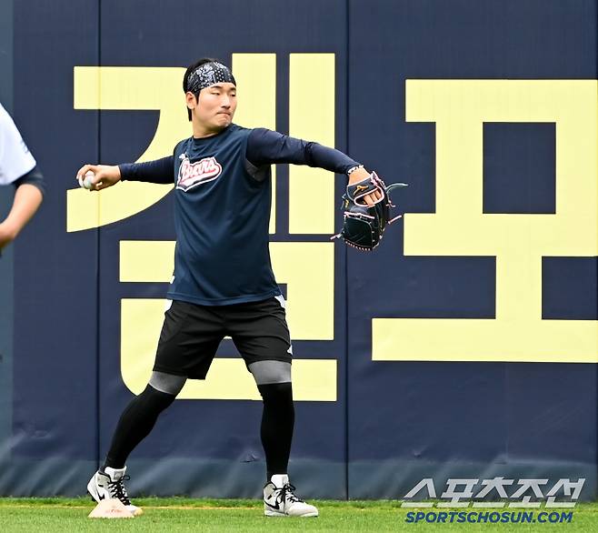 19일 잠실야구장에서 열린 두산과 KIA의 경기, 두산 곽빈이 훈련을 하고 있다. 잠실=허상욱 기자wook@sportschosun.com/2025.04.19/
