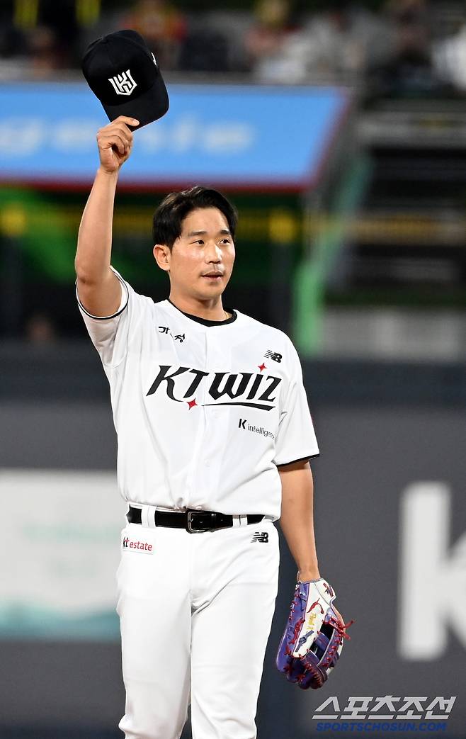 1일 수원KT위즈파크에서 열린 KIA와 KT의 경기, 9회초 1사 1루 KT 박경수가 2루수로 교체투입되고 있다. 수원=허상욱 기자wook@sportschosun.com/2025.06.01/