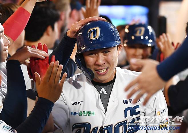 1일 창원 NC파크에서 열린 한화-NC전. 7회말 2사 1, 2루 한석현이 인사이드 더 파크 홈런을 친 후 환영받고 있다. 창원=정재근 기자 cjg@sportschosun.com/2025.6.1/