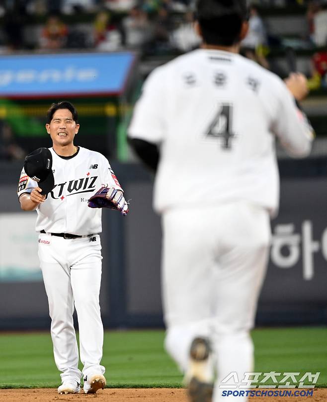 오윤석이 피치컴을 건네려하자 사양하는 모습