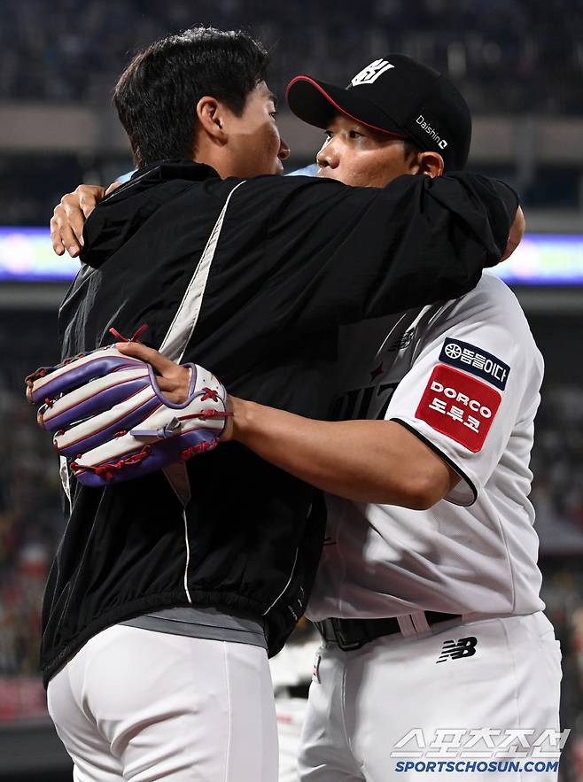9회초 현역 마지막 수비를 끝낸 박경수가 우규민과 포옹하고 있다