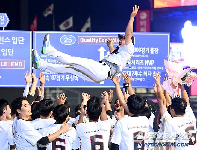 박경수 코치를 응원하는 후배들의 헹가레