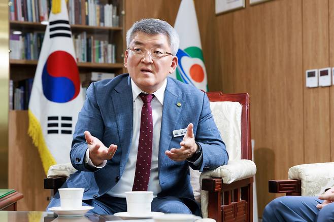 ◇김학동 예천군수가 예천군청에서 가진 스포츠조선과의 인터뷰에서 현재 의욕적으로 추진중인 'e스포츠 국가대표 훈련센터'의 필요성과 향후 계획을 설명하고 있다. 사진제공=예천군