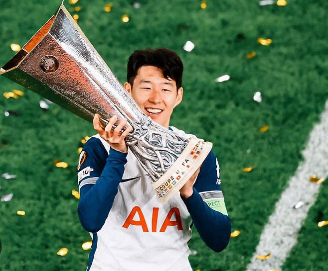 [스포츠조선 강우진 기자]토트넘이 손흥민을 팀에 남기는 이유는 바이에른 뮌헨의 공격수 르로이 사네 영입을 위한 것이라는 주장이 나왔다. 이 두 선수의 친밀한 관계를 이용하겠다는 것이다.

영국 스퍼스웹은 2일 "토트넘 홋스퍼가 르로이 사네 영입 경쟁에서 비장의 무기를 가졌을지도 모른다"라며 "과거 맨체스터 시티에서 활약했던 사네가 손흥민과 얼마나 친한 사이인지 보여주는 영상이 등장했다"라고 전했다. 사진=SNS