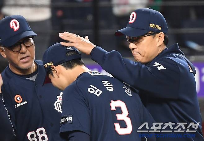 13일 대전 한화생명볼파크에서 열린 두산-한화전. 두산이 연장 11회 승부끝에 4대3으로 승리했다. 11회초 결승타를 친 임종성이 이승엽 감독의 환영을 받고 있다. 대전=정재근 기자 cjg@sportschosun.com/2025..5.13/