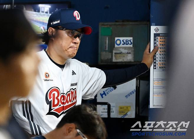 21일 잠실야구장에서 열린 SSG와 두산의 경기, 두산 이승엽 감독이 8회초 패색이 짙은 경기를 지켜보고 있다. 잠실=허상욱 기자wook@sportschosun.com/2025.05.21/