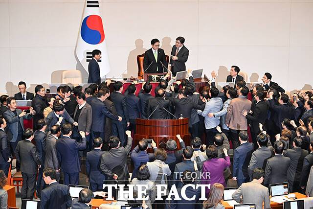 제왕적 대통령제와 대립적 양당제가 정치 갈등과 국민 분열을 증폭시키고 있다는 지적이 나온다. 사진은 지난해 12월 27일 국회 본회의에서 한덕수 당시 국무총리 탄핵소추안 표결에 대해 국민의힘 의원들이 우원식 국회의장에게 항의하는 모습. /박헌우 기자