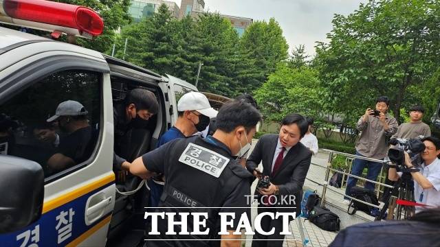 원 씨는 2일 오전 10시5분쯤 흰색 모자와 마스크를 쓰고 포승줄에 묶인 채 법원에 출석했다. 취재진 앞에 선 그는 '피해시민에게 할 말 없느냐'는 질문에 말 없이 법원 안으로 들어섰다.