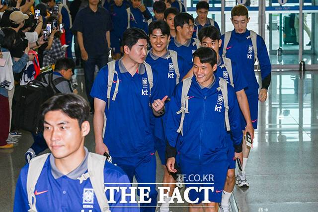 축구 국가대표팀 선수들이 2일 오전 인천국제공항을 통해 이라크로 출국하고 있다. /인천국제공항=장윤석 기자
