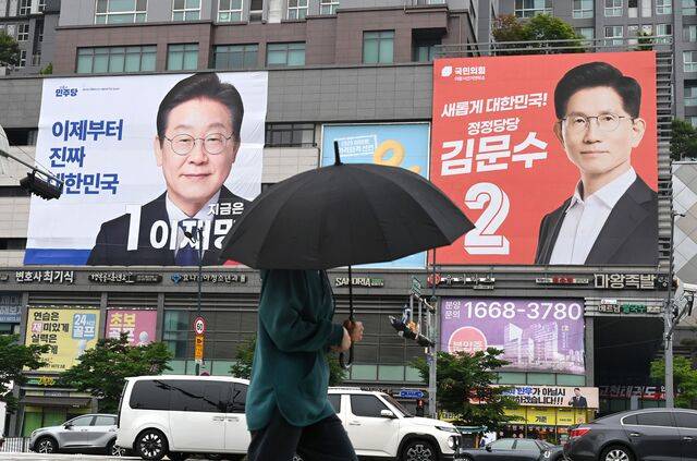 2일 경기도 의왕시 한 주상복합 건물 외벽에 이재명 더불어민주당 대선후보와 김문수 국민의힘 대선후보의 대형 현수막이 걸려 있다. / 뉴시스