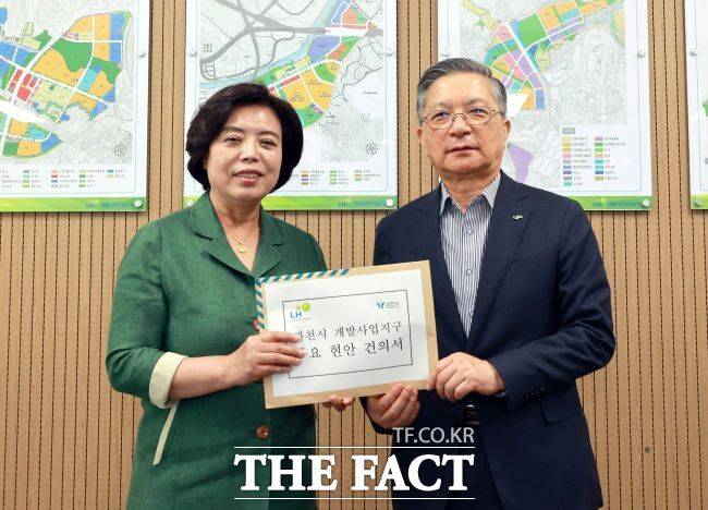 신계용 과천시장(왼쪽)이 2일 이한준 LH 사장과 지역 현안 해결 방안을 논의했다./과천시