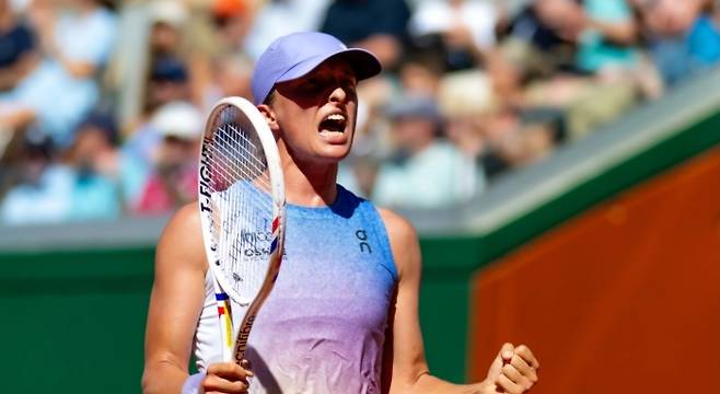 이가 시비옹테크가 1일 2025 롤랑가로스 여자단식 4라운드에서 엘레나 리바키나에 2-1 역전승을 거둔 뒤 포효하고 있다. 사진/WTA 투어