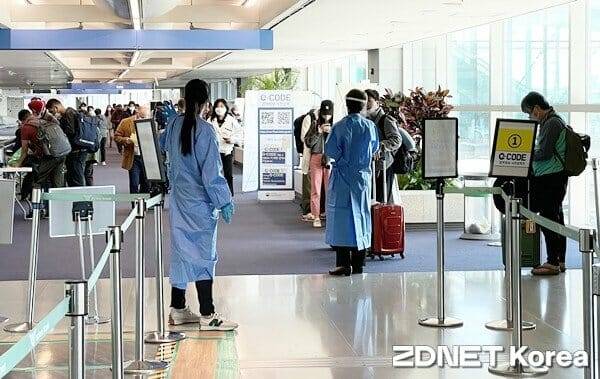 인천국제공항 입국자 대상 Q-코드를 통한 입국 방역 모습. (사진=김양균 기자)