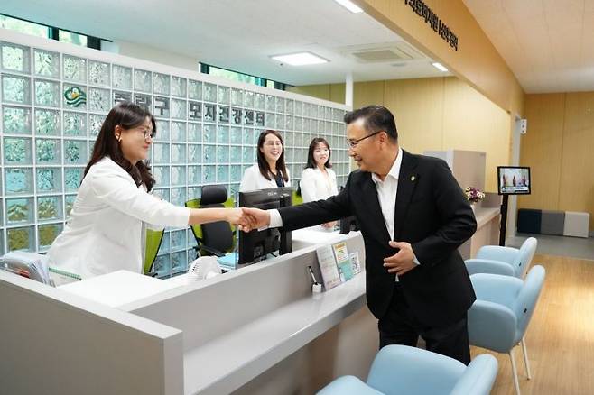 류경기 중랑구청장이 새단장한 모자건강센터를 찾아 직원들과 인사하고 있다. 중랑구 제공.