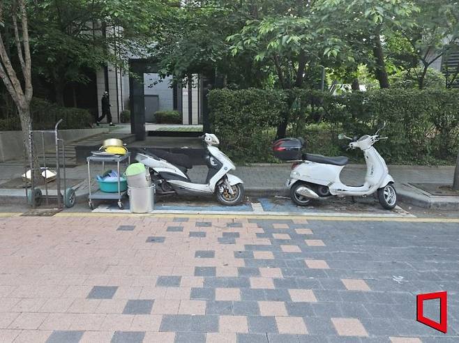 1일 서울 중구 신당중앙시장 가구거리에 마련된 오토바이 전용 주차칸에 그릇 등 각종 집기가 놓여 있다. 박승욱 기자