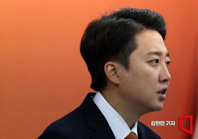 이준석 개혁신당 대선 후보가 29일 국회에서 긴급기자회견을 열고 TV 토론회에서 여성 신체에 대한 표현으로 논란이 되는 것과 관련해 입장을 밝히고 있다. 2025.5.29 김현민 기자