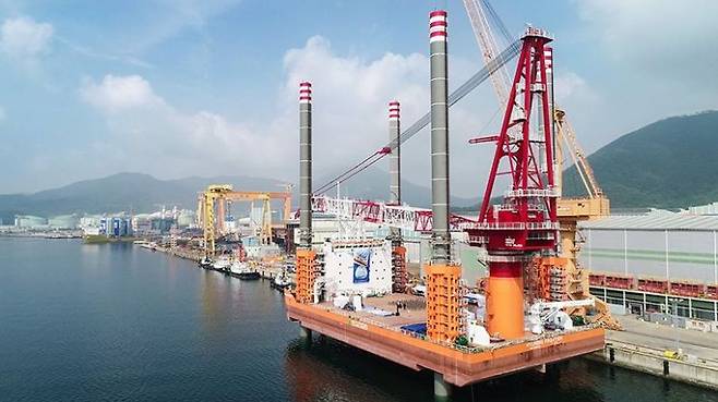 현대프론티어호가 2023년 6월 13일 경남 통영 앞바다에서 출항하고 있다. 현대건설