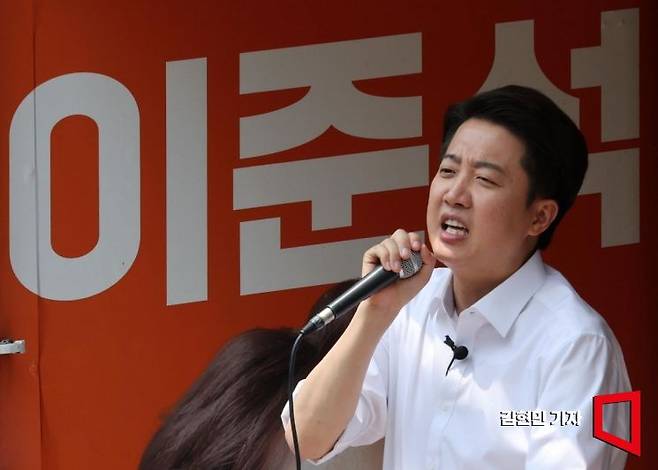 이준석 개혁신당 대선 후보가 28일 서울 여의도공원에서 시민들을 향해 지지를 호소하고 있다. 2025.5.28 김현민 기자