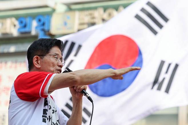 국민의힘 김문수 대선 후보가 1일 경기도 의정부시 태조이성계상 앞에서 열린 유세에서 지지를 호소하고 있다. 연합뉴스