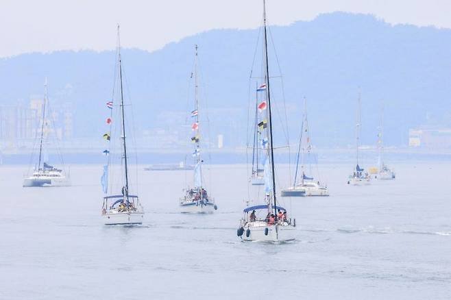화성 뱃놀이 축제 방문객들이 전곡항 앞바다에서 요트 승선 체험을 하고 있다. 화성시 제공