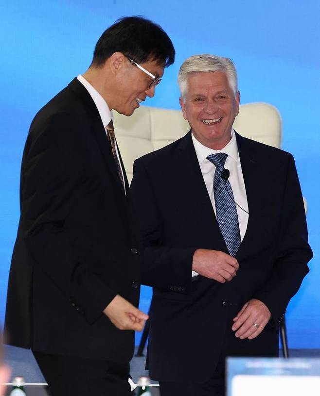 이창용 한국은행 총재와 크리스토퍼 월러 미국 연방준비제도(Fed) 이사가 2일 서울 중구 한국은행에서 열린 '2025년 BOK 국제콘퍼런스'에서 정책 대담을 마친 뒤 웃고 있다. 연합뉴스