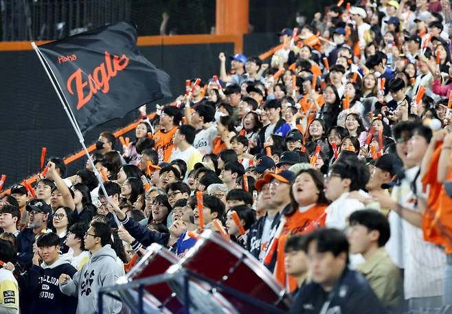 환호하는 한화이글스 팬들. 연합뉴스