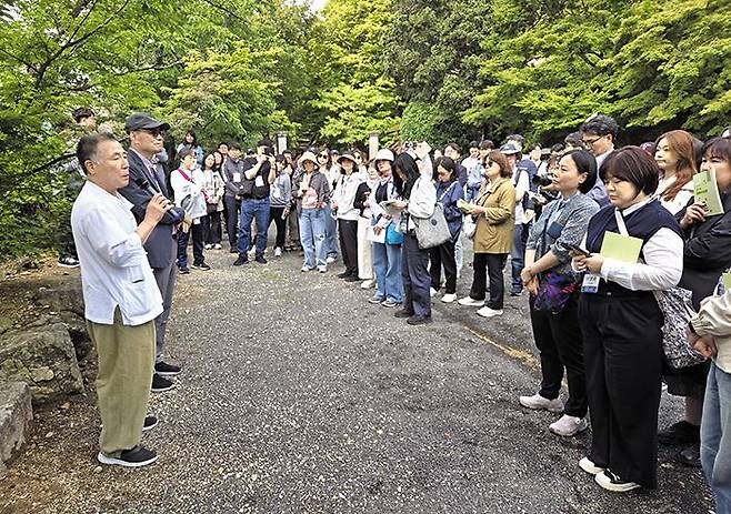 제48회 ‘일본 속의 한민족사 탐방’ 참가 교사들이 지난달 25일 일본 규슈 사가현의 아리타(有田) 마을을 방문해 도공 이삼평 14대손(맨 왼쪽)의 인사말을 듣고 있는 모습. /방극렬 기자