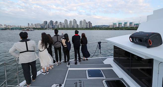 지난달 24일 오후 서울 용산구 더리버에서 출발한 요트에 원결회 회원 자녀들이 올라 서로 이야기를 나누며 한강변을 바라보고 있다./박성원 기자