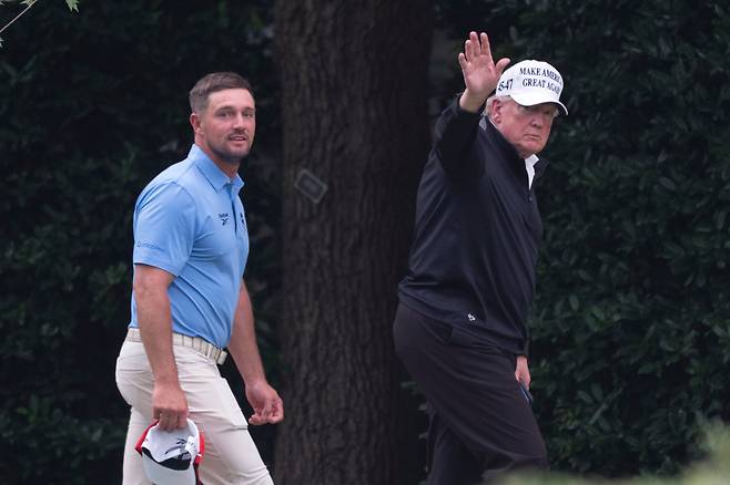 도널드 트럼프 미국 대통령이 2일 지난해 US오픈 우승자인 프로골퍼 브라이슨 디섐보와 함께 골프를 친 뒤 백악관으로 돌아오고 있다. /AP 연합뉴스