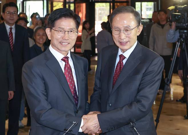 김문수 국민의힘 대선 후보와 이명박 전 대통령이 지난달 27일 서울 여의도 켄싱턴 호텔 로비에서 만나 오찬장으로 향하기 전 기념 사진을 찍고 있다./뉴시스