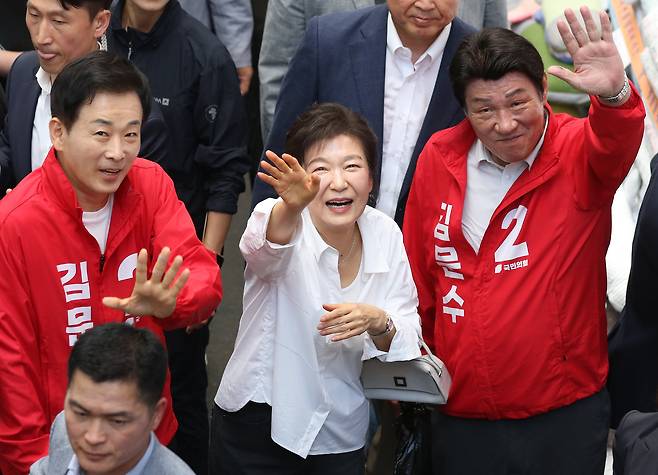 박근혜 전 대통령이 지난달 31일 대구 중구 서문시장을 찾아 시민들에게 인사하고 있다. /뉴스1