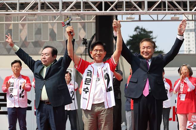 김문수 국민의힘 대통령 후보가 1일 경기 수원컨벤션센터 광장에서 열린 유세에서 이인제, 손학규 전 경기지사와 지지를 호소하고 있다./뉴스1