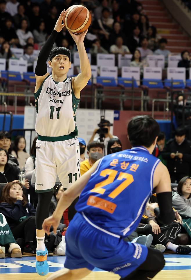 지난 1월 2일 오후 서울 송파구 잠실 실내체육관에서 열린 KCC 프로농구 2024-2025 KBL 서울 삼성과 원주 DB의 경기 1쿼터에서 DB 이관희가 3점슛을 시도하고 있다. /뉴스1