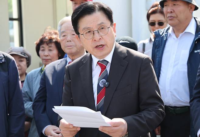 황교안 전 국무총리가 지난달 24일 오후 서울 종로구 정부서울청사 앞에서 기자회견을 갖고 전 대통령 권한대행이 현 한덕수 대통령 권한대행에게 드리는 부정선거 방지를 위한 공개 요청을 하고 있다. /뉴스1