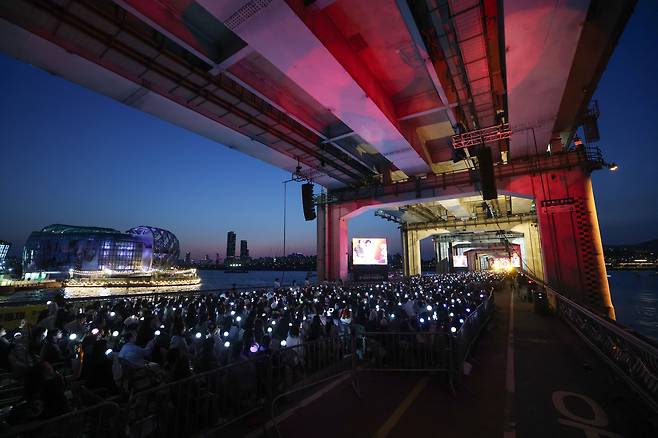 (서울=뉴스1) 박세연 기자 = 그룹 ‘세븐틴’이 25일 서울 잠수교 위에서 데뷔 10주년 기념 무료 공연 ‘B-DAY PARTY’를 하고 있다. 이번 공연은 차 없는 잠수교 뚜벅뚜벅축제의 일환으로 한강 다리 위에서 열린 최초의 K팝 공연이다. 2025.5.25/뉴스1