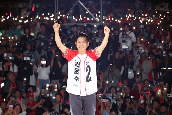 김문수 국민의힘 대통령 후보가 제21대 대통령 선거를 하루 앞둔 2일 오후 서울 중구 서울시청 앞 광장에서 열린 '울려라 함성, 들어라 승리의 메아리' 피날레 유세에서 양손을 들어보이고 있다./뉴시스