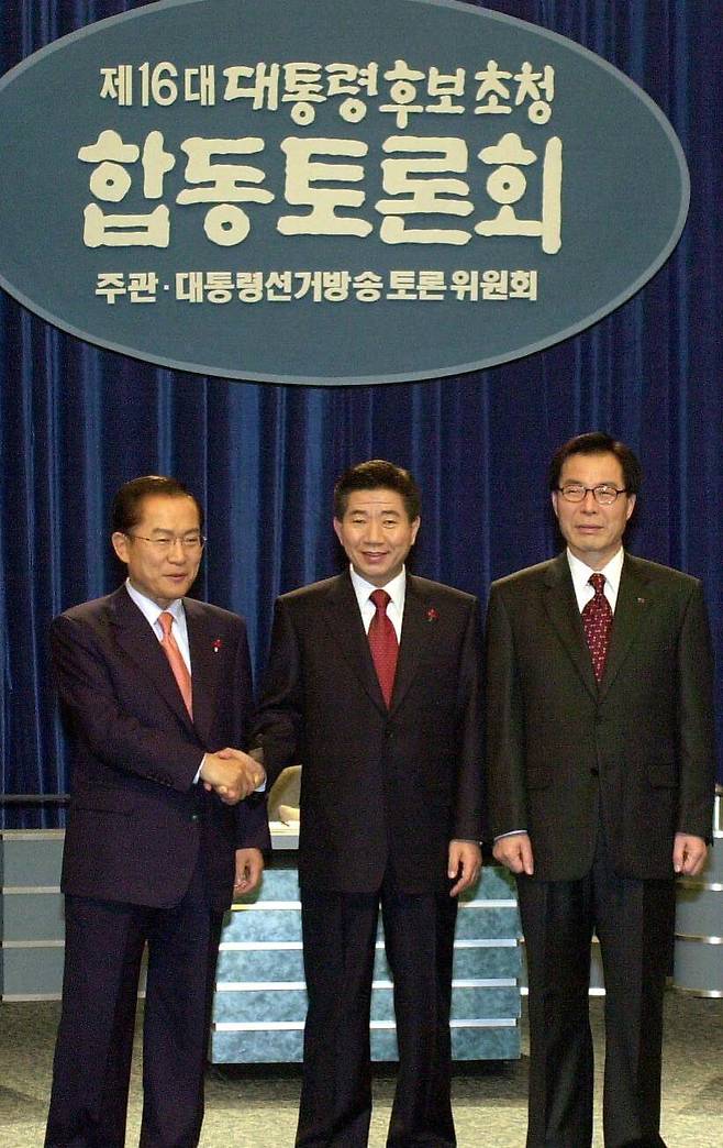 2002년 12월 10일 MBC에서 열린 대선후보 TV합동토론에 참석한 이회창 한나라당, 노무현 민주당, 권영길 민노당 후보(왼쪽부터)가 본격적인 토론에 들어가기 앞서 기념사진 촬영을 하고 있다./조선일보 DB