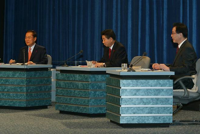한나라당 이회창, 민주당 노무현, 민주노동당 권영길 후보(왼쪽부터)가 2002년 12월 10일 MBC에서 열린 경제분야 TV합동토론을 준비하고 있다./조선일보 DB