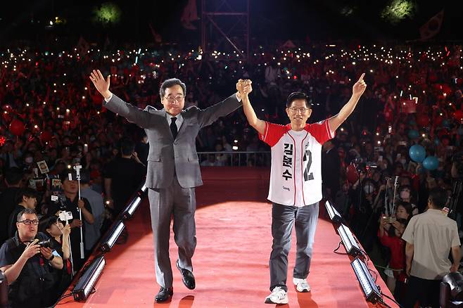 김문수(오른쪽) 국민의힘 대선 후보와 이낙연 새미래민주당 상임고문이 2일 오후 서울 중구 서울시청 앞 광장에서 열린 유세에서 손을 잡고 인사하고 있다. /뉴스1