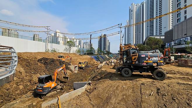 지난 달 29일 오후 방문한 고양시 일산동구 풍동 '더샵 일산 엘로이' 공사현장. 단지 옆으로 '풍동천'을 조성하는 흙파기 공사가 한창 진행 중이었다. 더샵 일산 엘로이의 입주예정일은 오는 30일이다. /조은임 기자