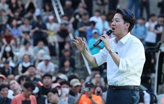 이준석 개혁신당 대통령 후보가 1일 오후 서울역 광장에서 시민들에게 지지를 호소하고 있다. /뉴스1