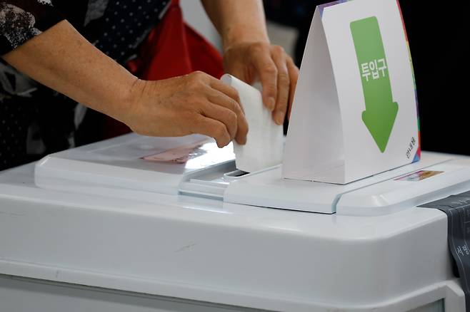 제21대 대통령 선거 사전투표 둘째날인 지난달 30일 광주광역시 사전투표소에서 유권자들이 한 표를 행사하고 있다. /뉴스1