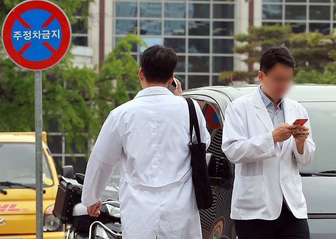 지난 달 20일 서울 시내 한 대학병원에서 의료진들이 발걸음을 옮기고 있다. /뉴스1