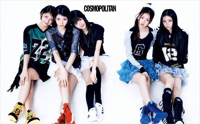 (왼쪽부터, 비비)티셔츠 Sunlove. 미니스커트 Roughneck. 허리에 두른 반다나 Eireve. 슈즈 Polo Ralph Rauren. (서진)티셔츠 Sunlove. 미니스커트 Roughneck. 슈즈 Polo Ralph Rauren. (서희)티셔츠 Juun.J. 미니스커트 Roughneck. 목걸이 JYDdm. 펜던트 목걸이 Engbrox. 슈즈 Adidas. 양말 스타일리스트 소장품. (왼쪽부터, 이유)티셔츠 Sculptor. 미니스커트 Roughneck. 슈즈 Adidas. 스크런치 스타일리스트 소장품. (혜린)티셔츠 Asif Calie. 미니스커트 Roughneck. 슈즈 Adidas. 헤어핀 스타일리스트 소장품.