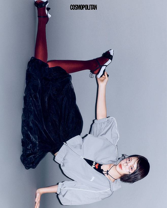 재킷 Juun.J. 이너 슬리브리스 톱 Asif Calie. 시폰 스커트 Repetto. 안경 Gentle Monster. 목걸이 Eireve. 슈즈 Charles&Keith. 스타킹 스타일리스트 소장품.