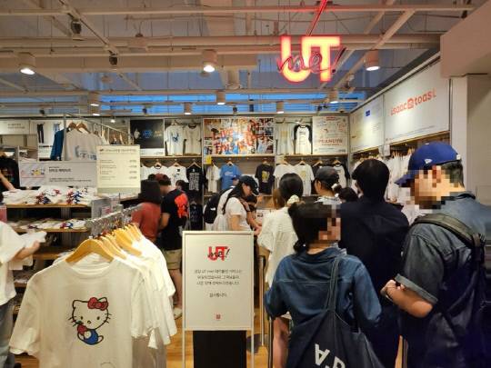 1일 대전 서구 둔산동 유니클로 UT커스텀 매장에서 시민들이 UT커스텀 티셔츠를 만들기 위해 대기를 하고 있다. 이다온 기자